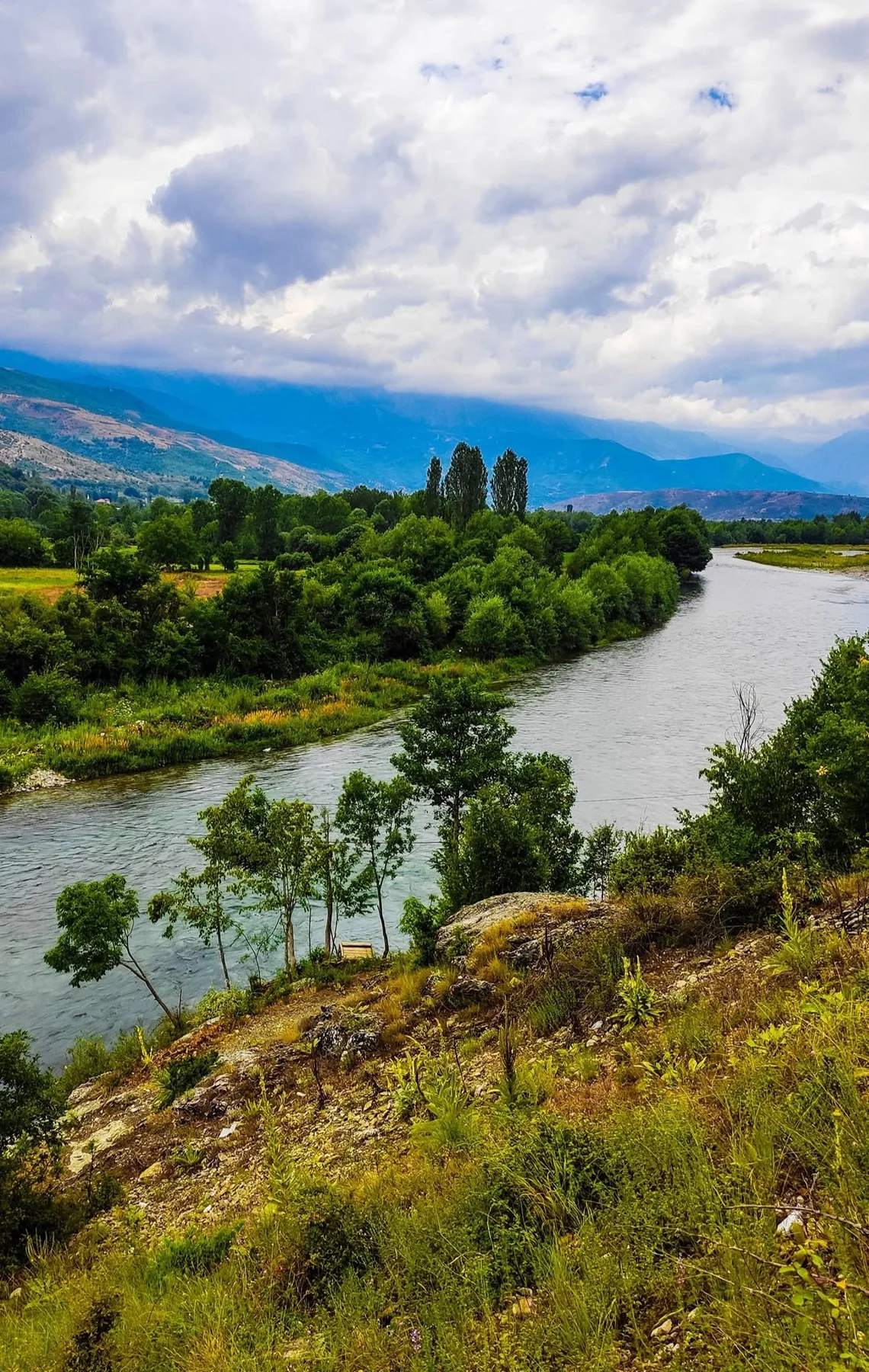 Drini i Zi pranë fshatrave