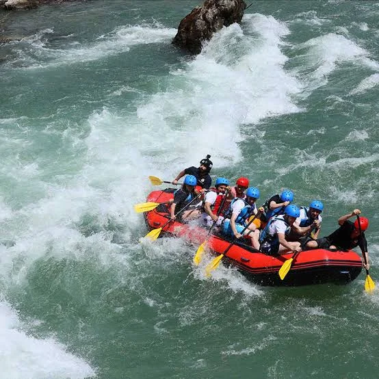 Rafting në një segment me rrjedhë të fortë