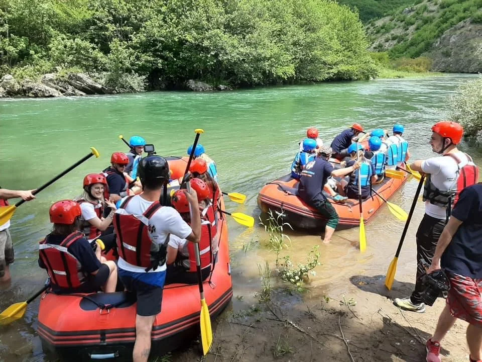 Përgatitje e një grupi rafting