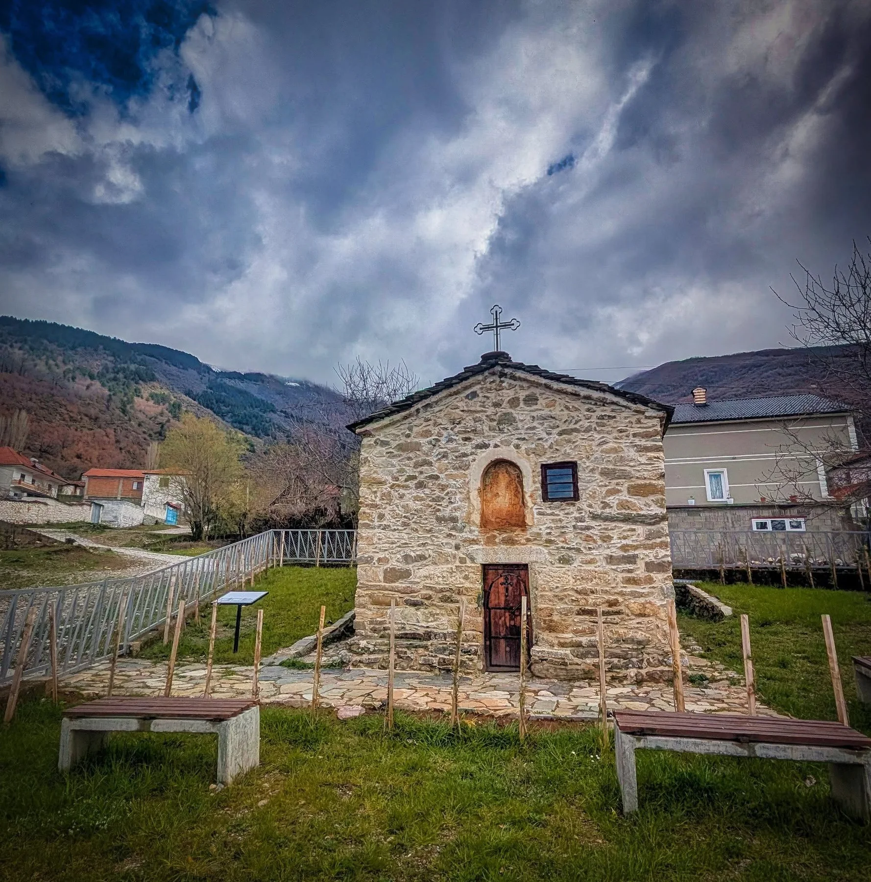 Pamje e një kishe të vjetër
